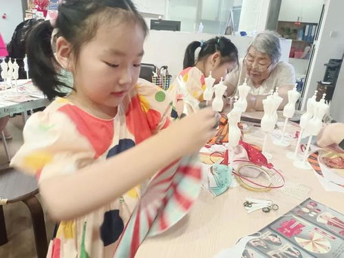 争当“美容师”与“小裁缝” 普陀萌娃的暑期生活绣出缤纷色彩
